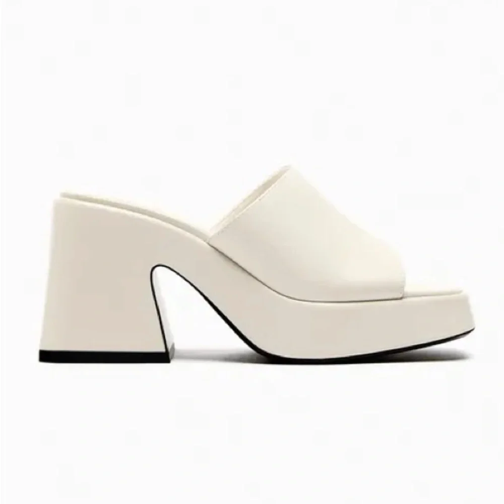 NWT. Zara Cream Chunky High Heeled Platform Sandals. Size 6.